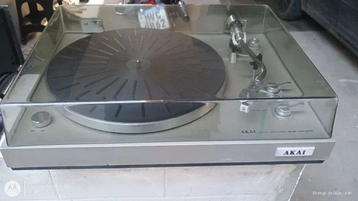Toca discos Akai AP-100c