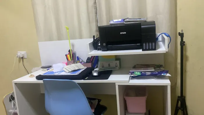 Escrivaninha e cadeira