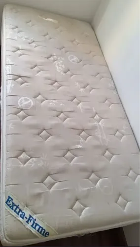 2 colchões super solteiro com cama box em bom estado sem os pézinhos 