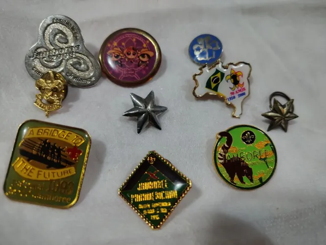 Distintivos e broches escoteiros 