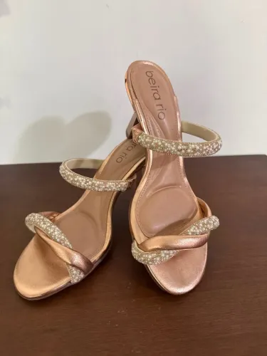 Tamanco com mini pérolas