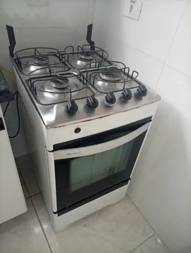 Fogão elétrico da marca Brastemp funcionando perfeitamente