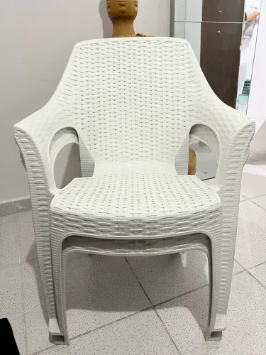 3 Cadeiras de plástico