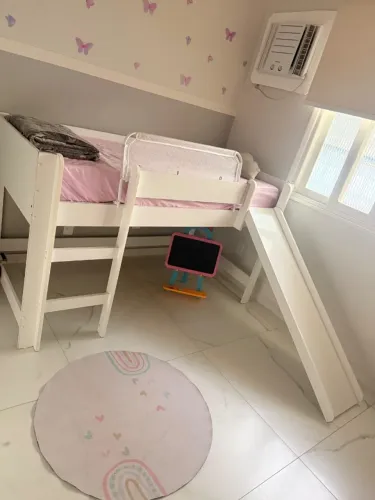 Cama alta com escorregador