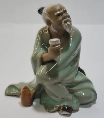 Representação clássica de sábio/ancião em posição contemplativa, segurando cálice de chá, 