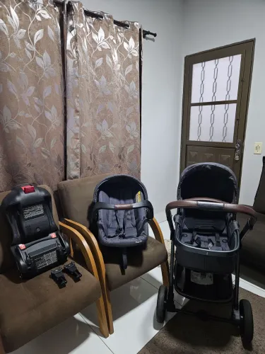Vendo carrinho de bebê mais bebê conforto.