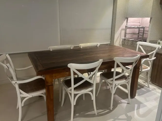 Mesa de Jantar em Madeira Maciça + 6 Cadeiras (podem ser vendidos separadamente)