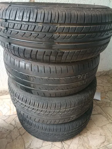 Vendo pneus com rodas aro 15 originais do fox