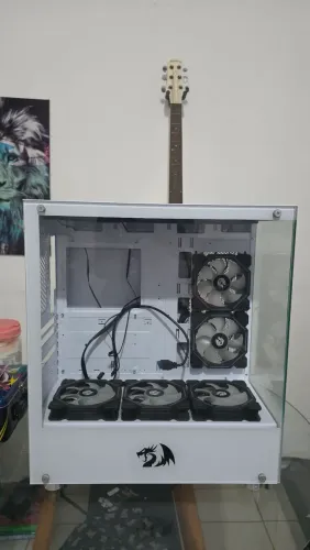 Gabinete Gamer Redragon Branco estilo Aquário.<br>Acompanha 8 fans instaladas.