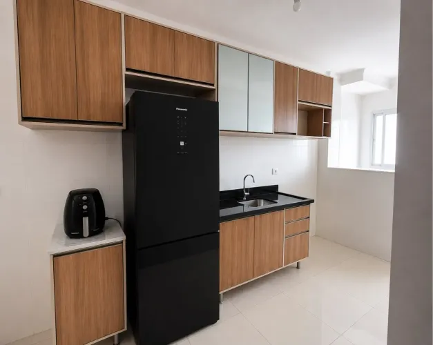 Armário de cozinha moderno e funcional. 