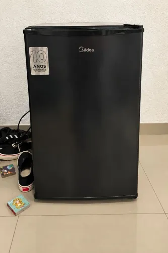 Frigobar Midea Black Edition 93 litros ? 127 V ? R$ 350