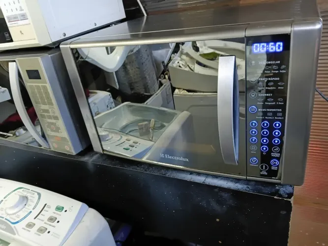 Vendo Micro-ondas Electrolux 31L Com Grill e de Inox por dentro