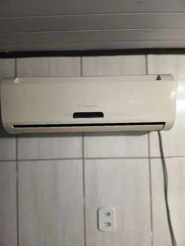 Vendo Ar condicionado 9 BTS 220voltsleia bem anúncio por gentileza