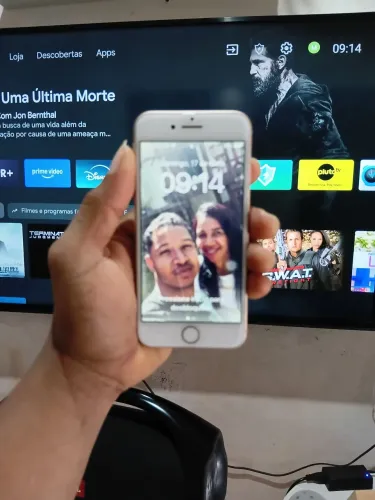 Iphone 8 top , feminino pois atrás é rosa