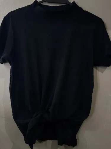 BLUSA PRETA CANELADA COM AMARRAÇÃO - GOLA ALTA