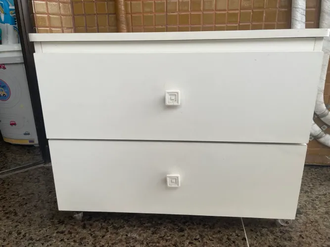 Mesa de cabeceira branca