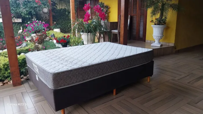 Cama box de molas medindo 1,38x1,88x0,20 cm de colchão. Entrego!