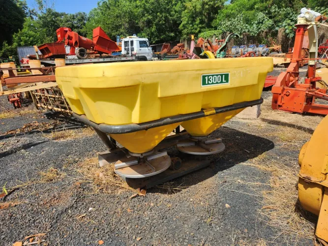 ADUBADEIRA DISTRIBUIDOR DE ADUBO E CALCÁRIO 1300 L