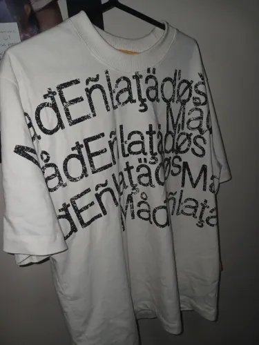 Camisa mad enlatados caracteres off white