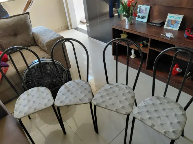 Vendo esse conjunto de cadeiras