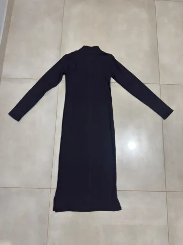 Vestido Preto, manga longa, canelado, grosso, não é transparente, nunca usado