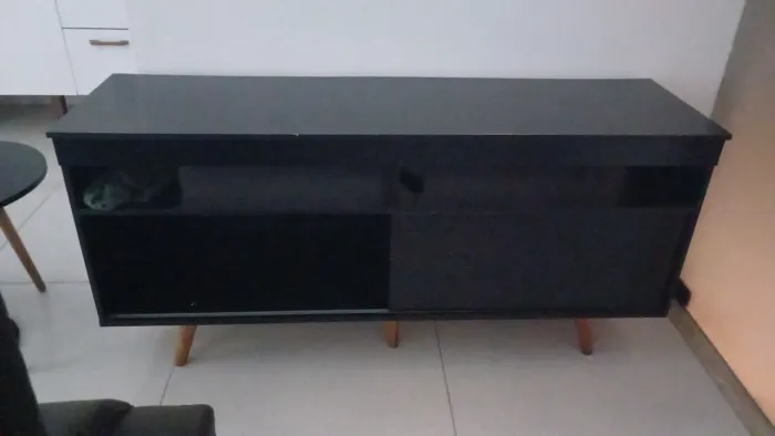 Kit padrão, incluindo um rack, uma mesa de centro e duas cadeiras de sala.