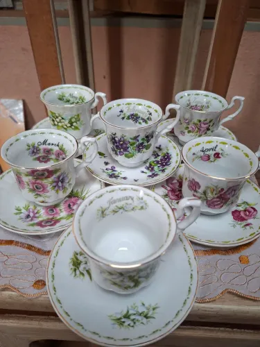 Conjunto de xicaras floral.