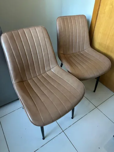 Vendo mesa redonda com 4 cadeiras