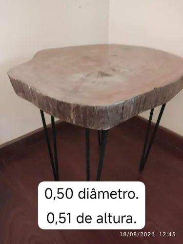 Mesinha de madeira