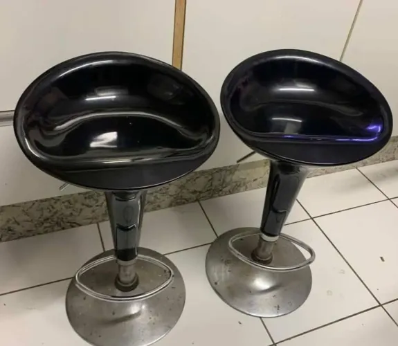 Par de Banquetas Altas Giratórias Pretas com Regulagem de Altura