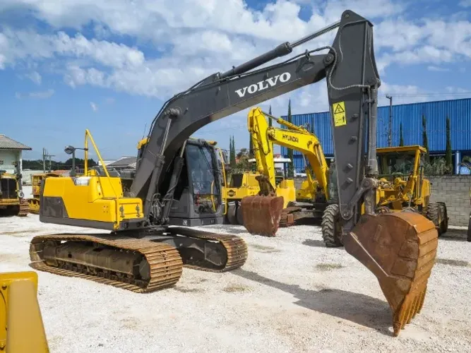Escavadeira VOLVO EC140DL 2021 com 8.200h de operação