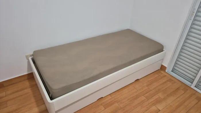 Vendo Bi-Cama de Solteiro com Colchão