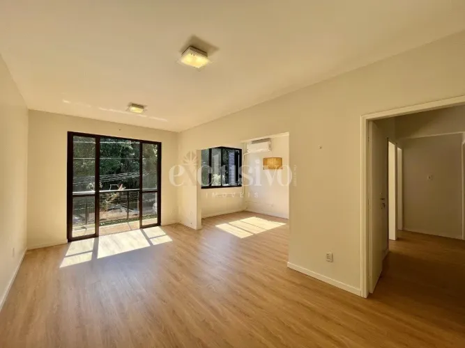 Apartamento em Coqueiros com vista para o verde em rua tranquila