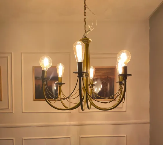 Lustre Dourado Clássico ? Elegância e Charme