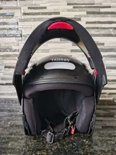 Capacete escamoteável Tauros