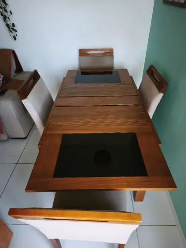 MESA PARA 4 LUGARES, ESTENDE PARA ATÉ 6 LUGARES, EM MADEIRA DE LEI, COM 4 CADEIRAS.