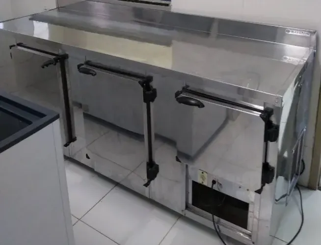 Balcão refrigerador de encosto