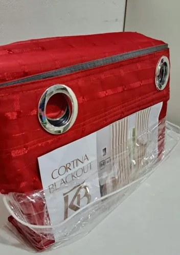 CORTINA DE PORTA FITADA COM BLACKOUT.