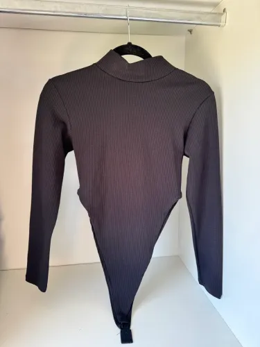 body cavado preto gola alta
