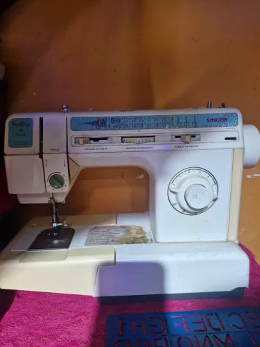 Vendo maquina de costura em perfeito estado. Funcionando tudo direitinho.