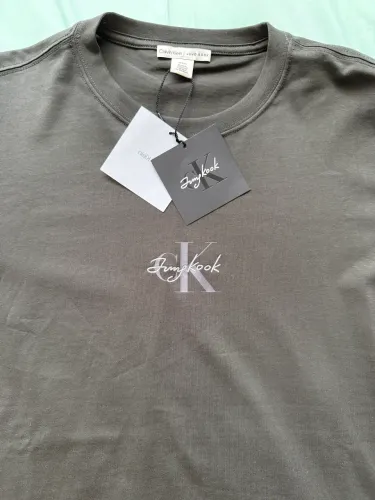 CAMISETA MASCULINA JUNGKOOK CALVIN KLEIN CKJK