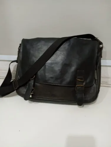 1 Mala de viagem de couro e 2 bolsas de couro.