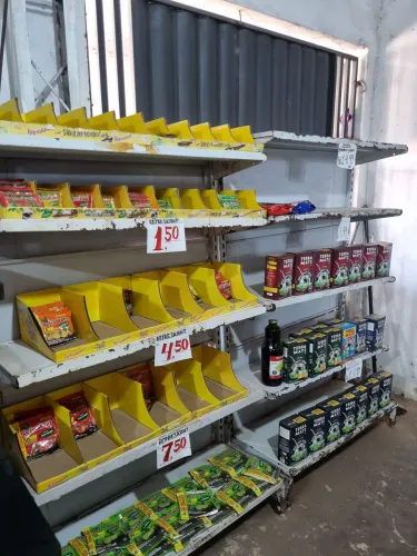 Vendo todo material de um mercado 