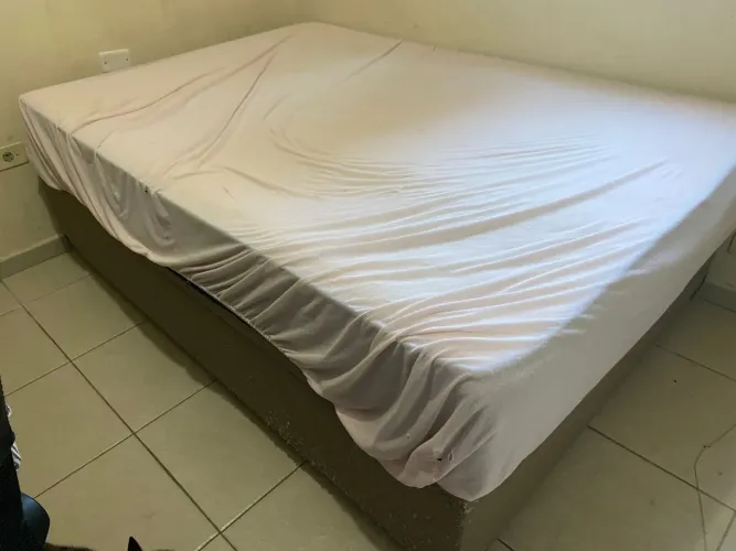 Cama casal com baú e colchão