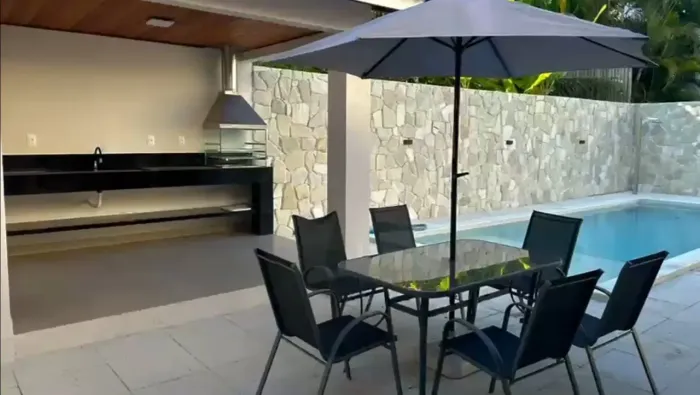 CASA DECORADA COM 4 SUÍTES, PISCINA E ESPAÇO GOURMET EM AMPLO TERRENO DE 902M²