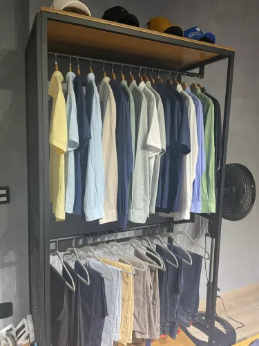 Arara para loja de roupas estilo industrial com MDF