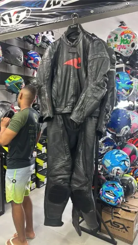 Macacao race tech 56 G semi novo