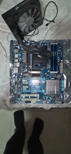 32 GB de RAM, Gigabyte GA-970A-UD3, AMD FX-8350: 4.0 GHz e Water Cooler Corsair