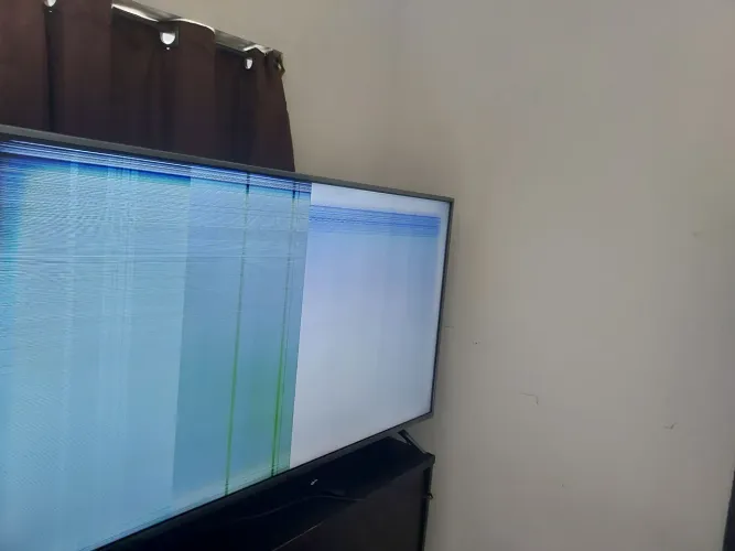 2 TVs Philco 55 polegadas com problemas na telas(listras verticais nas telas)