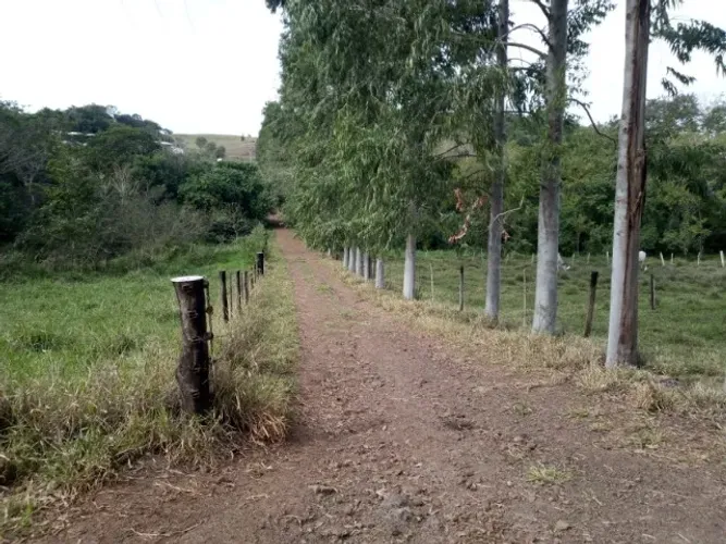 Sítio de 14,52 hectares (6,00 alq.) entre Jataizinho e Urai, casa sede, barracão, represa.